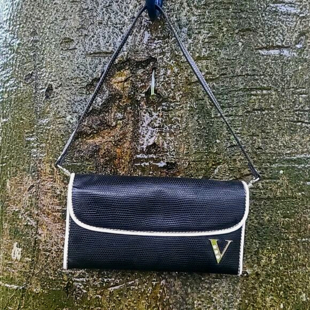 Liz Claiborne Black "V" Clutch 3/10$